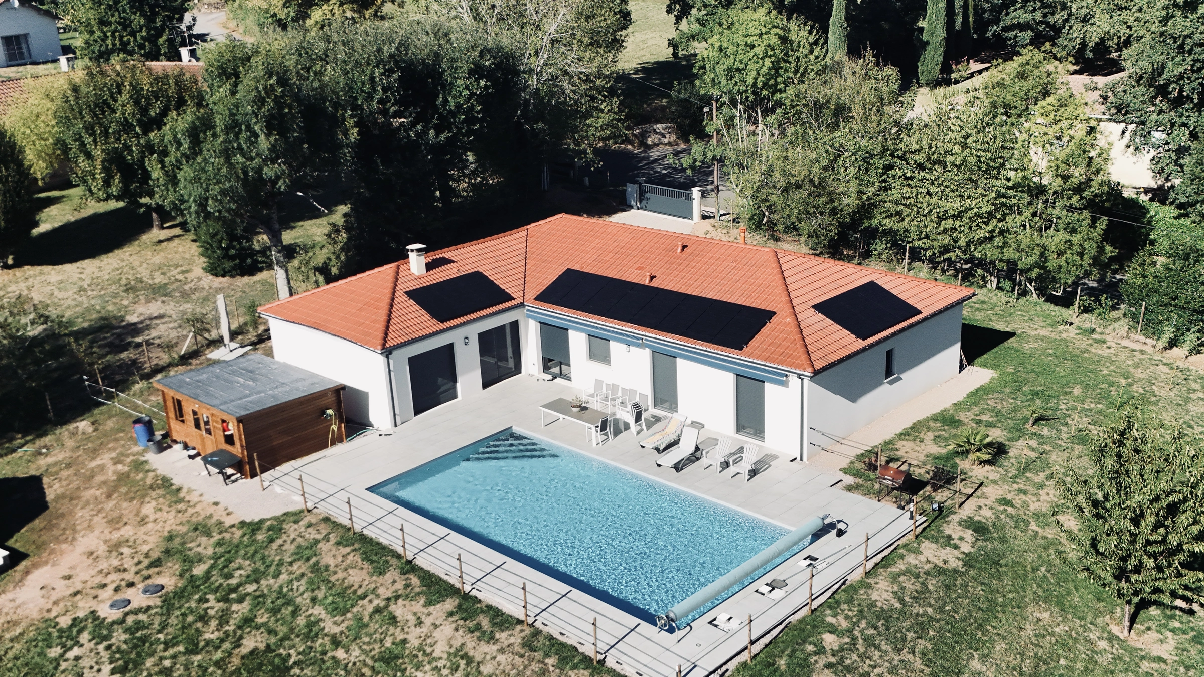 Installation photovoltaïque Kilovia de 7 kWc sur les différents pans de toiture d’une maison avec piscine